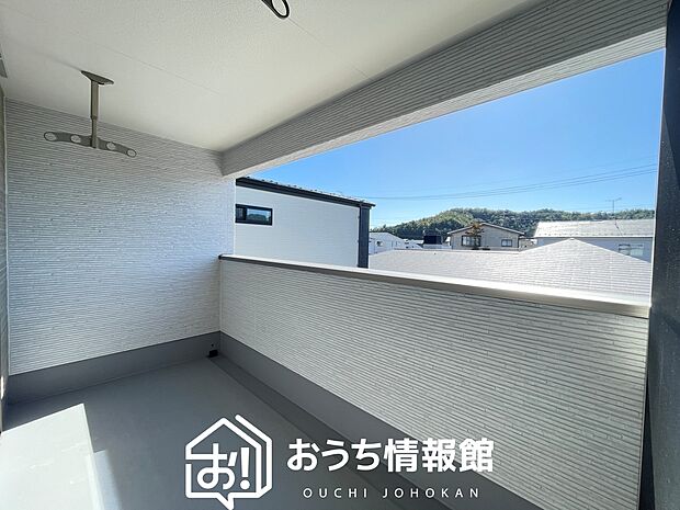 【バルコニー】奥行きが広く、洗濯物をゆったりと干せる十分な広さで、家族の洗濯も捗ります。