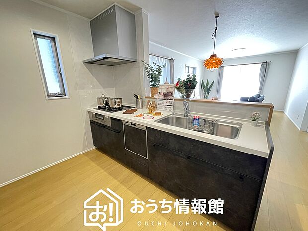 【現地写真(キッチン)】収納たっぷりのシステムキッチン、浄水器付水栓を標準装備しています。