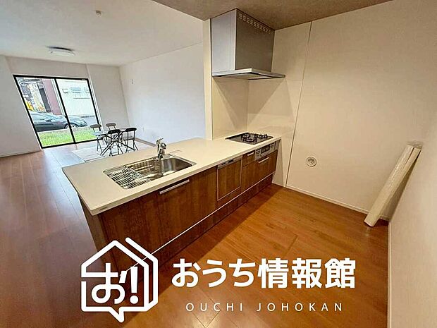 【現地写真(キッチン)】収納たっぷりのシステムキッチン、浄水器付水栓を標準装備しています。