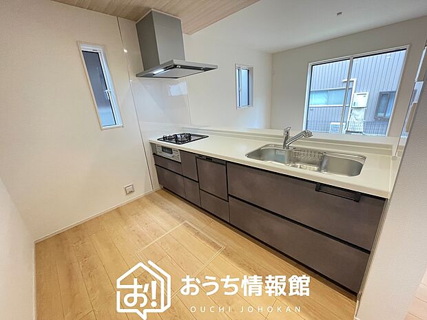 【現地写真(キッチン)】収納たっぷりのシステムキッチン、浄水器付水栓を標準装備しています。