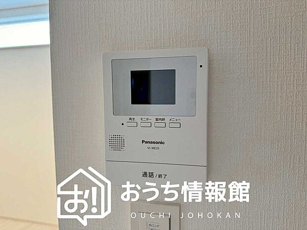 【TVモニター付インターホン】手放し通話ができ、送話表示灯で送話・受話状態が確認できます。
映像と音声で玄関先の様子をチェックできるモニター機能や、夜間の訪問者の顔も確認できるLEDライトを装備しています。