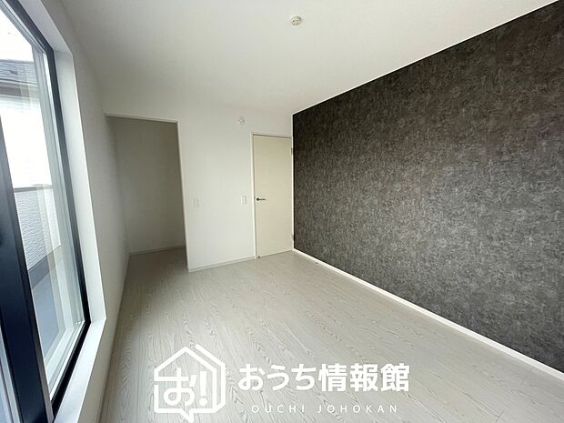 【現地写真(寝室)】木目の美しさを際立たせるシンプルデザインの建具を使用しています。