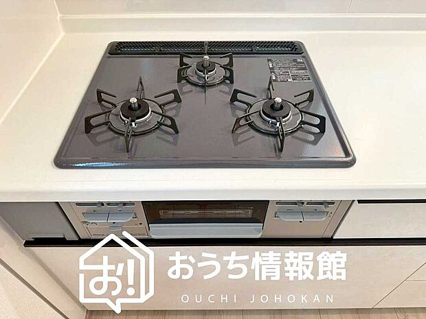 【ビルトインコンロ】フラットな構造で清掃性が高く、過熱防止センサー付3口タイプで日頃の家事も快適です。