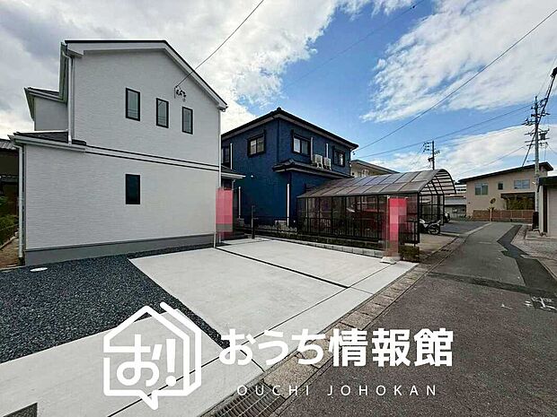 【現地写真(前道含む外観)】軽くて火災に強い屋根材を採用し、地震時の建物への負担や揺れを軽減しています。