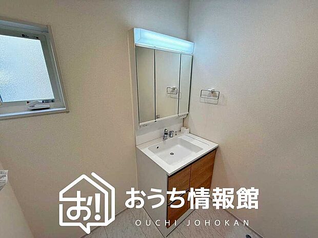 【洗面台・洗面所】鏡の両サイドは、必要なものを取出しやすく、大きな鏡面で朝の準備も快適。
使いやすいリフトアップ機能付きのシングルレバーシャワー水栓付です。