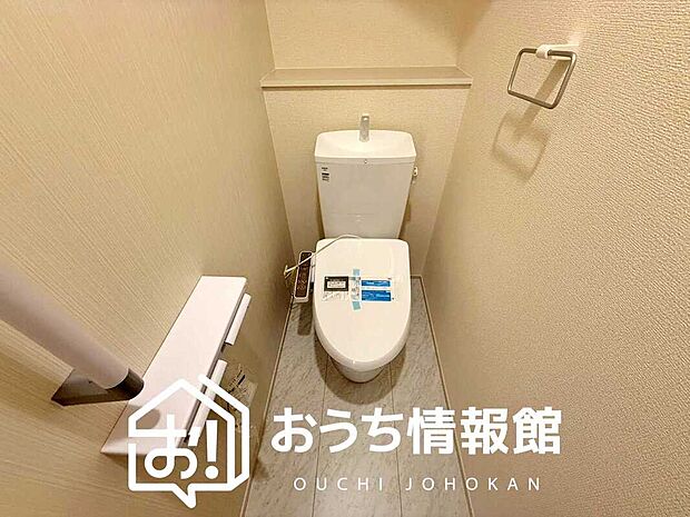 【トイレ】汚れてもサッとひと拭きでお手入れ簡単、エコ仕様の温水洗浄便座付きのトイレです。
バリアフリーにも配慮しています。