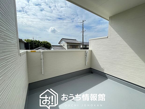 【バルコニー】奥行きが広く、洗濯物をゆったりと干せる十分な広さで、家族の洗濯も捗ります。