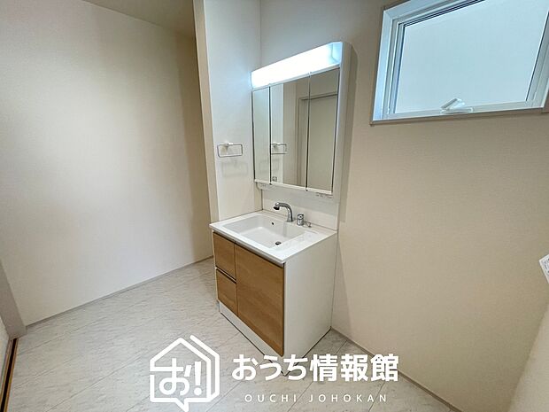 【洗面台・洗面所】鏡の両サイドは、必要なものを取出しやすく、大きな鏡面で朝の準備も快適。
使いやすいリフトアップ機能付きのシングルレバーシャワー水栓付です。