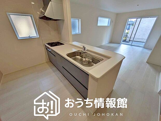 【現地写真(キッチン)】収納たっぷりのシステムキッチン、浄水器付水栓を標準装備しています。