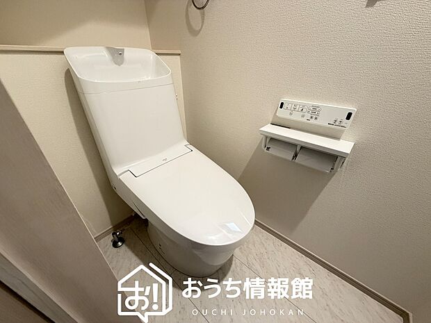 【トイレ】汚れてもサッとひと拭きでお手入れ簡単、エコ仕様の温水洗浄便座付きのトイレです。
バリアフリーにも配慮しています。