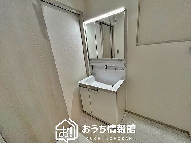 【洗面台・洗面所】鏡の両サイドは、必要なものを取出しやすく、大きな鏡面で朝の準備も快適。
使いやすいリフトアップ機能付きのシングルレバーシャワー水栓付です。