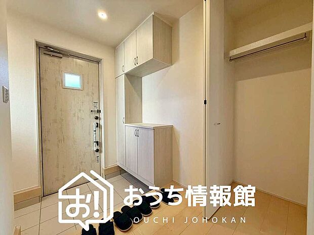 【現地写真(玄関)】玄関には、大型のシューズ収納を設置しています。
