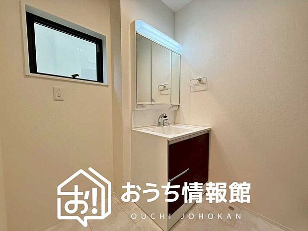 【洗面台・洗面所】鏡の両サイドは、必要なものを取出しやすく、大きな鏡面で朝の準備も快適。
使いやすいリフトアップ機能付きのシングルレバーシャワー水栓付です。