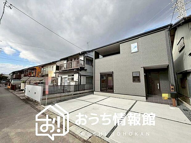 【現地写真(前道含む外観)】軽くて火災に強い屋根材を採用し、地震時の建物への負担や揺れを軽減しています。