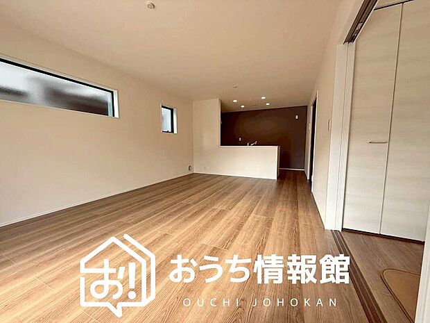 【現地写真(リビング)】フローリング材には、木目、色調など木材特有の風合いがあり、ナチュラルな美しさになっています。