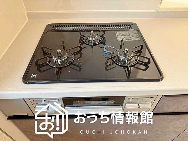 【ビルトインコンロ】フラットな構造で清掃性が高く、過熱防止センサー付3口タイプで日頃の家事も快適です。
