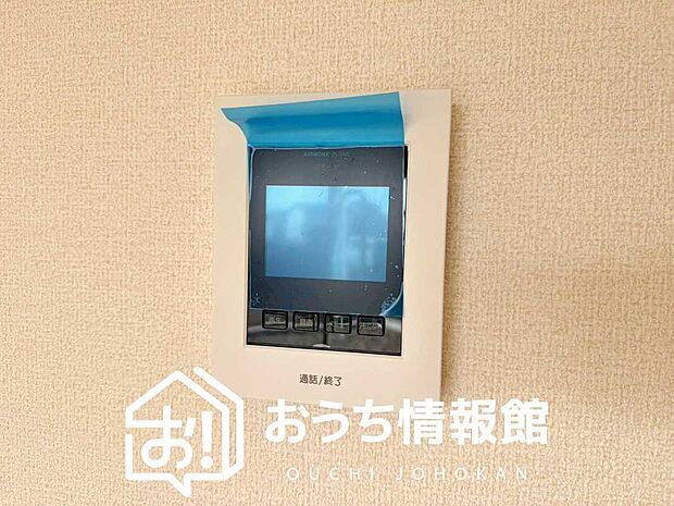 【TVモニター付インターホン】録画機能付きで、自動録画のほか、手動録画もできます。
受話、呼出音量の調整、明るさ調整が可能です。また、来訪者をズーム機能でズームアップして確認できます。