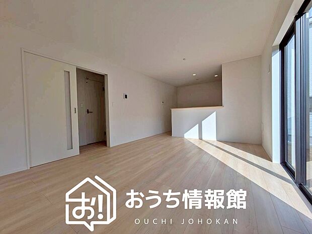 【現地写真（リビング）】フローリング材には、木目、色調など木材特有の風合いがあり、ナチュラルな美しさになっています。