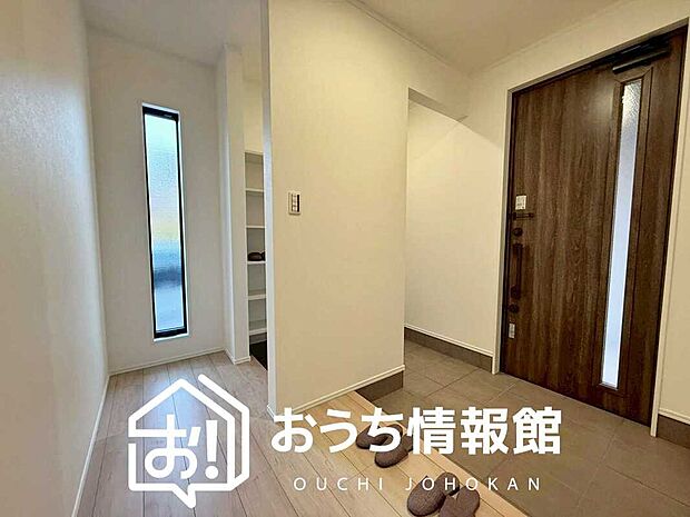 【現地写真（玄関）】玄関には、大型のシューズ収納を設置しています。