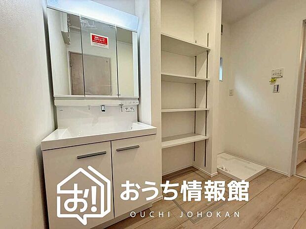 【洗面台・洗面所】鏡の両サイドは、必要なものを取出しやすく、大きな鏡面で朝の準備も快適。
使いやすいリフトアップ機能付きのシングルレバーシャワー水栓付です。