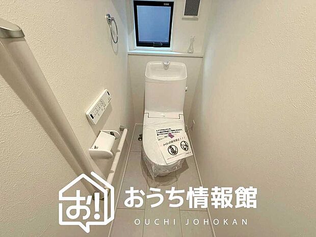 【トイレ】汚れてもサッとひと拭きでお手入れ簡単、エコ仕様の温水洗浄便座付きのトイレです。
バリアフリーにも配慮しています。