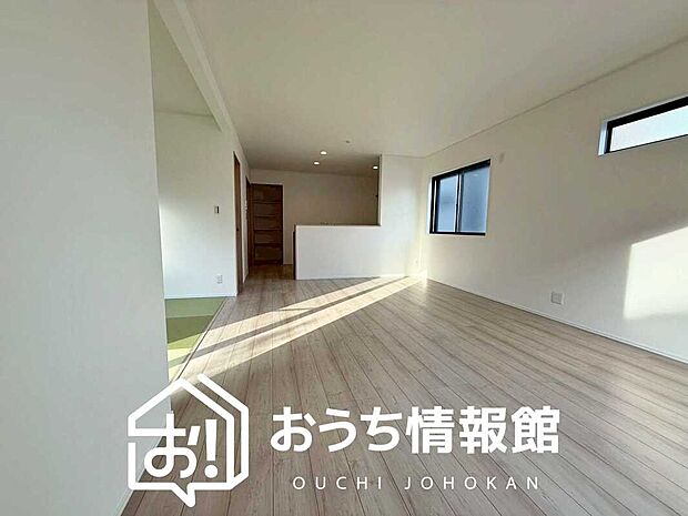 【現地写真（リビング）】フローリング材には、木目、色調など木材特有の風合いがあり、ナチュラルな美しさになっています。