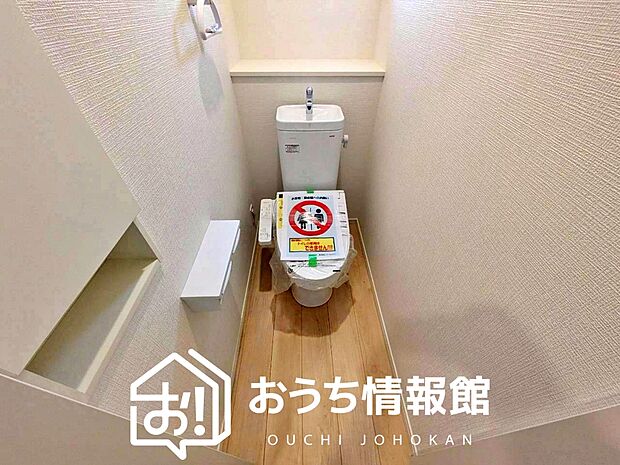 【トイレ】汚れてもサッとひと拭きでお手入れ簡単、エコ仕様の温水洗浄便座付きのトイレです。
バリアフリーにも配慮しています。