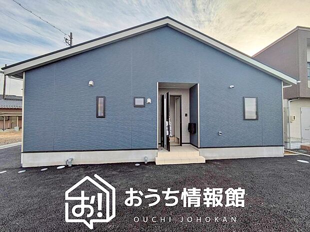 【現地写真（外観）【２号地】】雨で汚れを落とし、耐久性・耐候性に優れた外壁を使用しています。