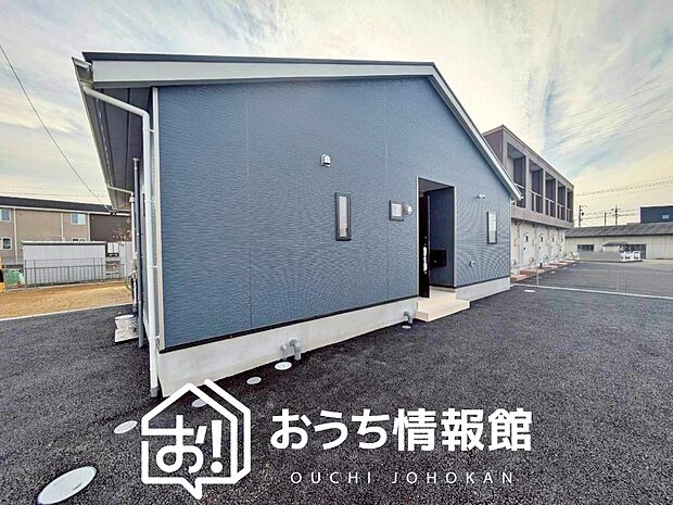 【現地写真（外観）【２号地】】軽くて火災に強い屋根材を採用し、地震時の建物への負担や揺れを軽減しています。