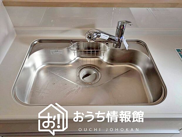 【浄水器内臓ハンドシャワー付シンク】広々とした凸型シンクに洗剤ポケットを標準装備。すっきり収納できます。
また、蛇口の先端に浄水器を内蔵しているため場所をとりません。