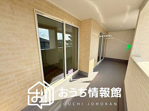 【バルコニー】奥行きが広く、洗濯物をゆったりと干せる十分な広さで、家族の洗濯も捗ります。