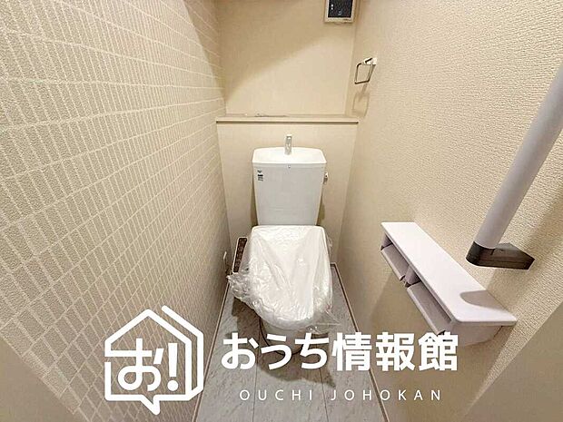 【トイレ】汚れてもサッとひと拭きでお手入れ簡単、エコ仕様の温水洗浄便座付きのトイレです。
バリアフリーにも配慮しています。