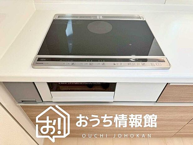 【ビルトインコンロ】フラットな構造で清掃性が高く、過熱防止センサー付３口タイプで日頃の家事も快適です。