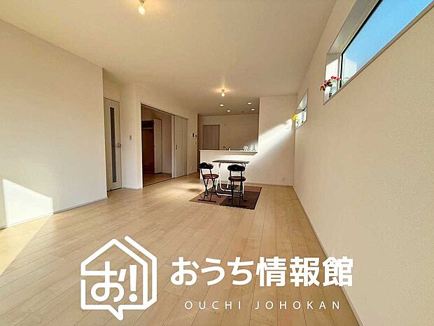 【現地写真（リビング）】フローリング材には、木目、色調など木材特有の風合いがあり、ナチュラルな美しさになっています。