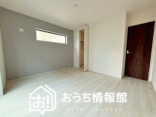 【現地写真（寝室）】木目の美しさを際立たせるシンプルデザインの建具を使用しています。