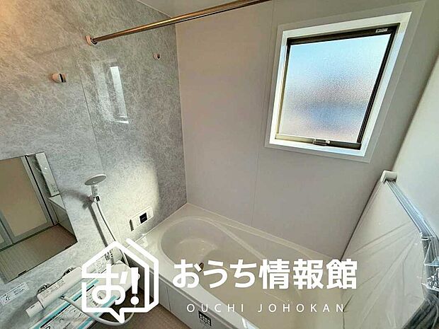 【現地写真（浴室）】浴室暖房乾燥機付き。１坪タイプで広々です。