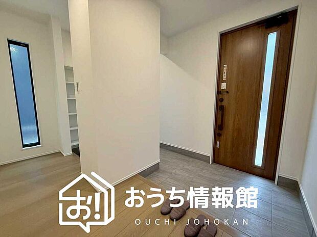 【現地写真（玄関）】玄関には、大型のシューズ収納を設置しています。