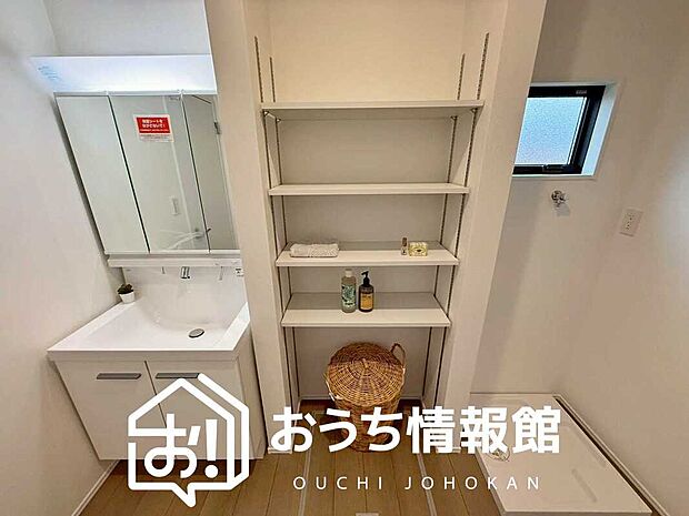 【洗面台・洗面所】鏡の両サイドは、必要なものを取出しやすく、大きな鏡面で朝の準備も快適。
使いやすいリフトアップ機能付きのシングルレバーシャワー水栓付です。