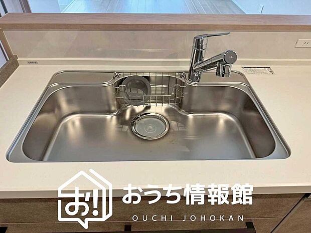 【浄水器内臓型ハンドシャワー付シンク】傷や汚れが付きにくい静音仕様の全面エンボス加工シンク。
また、蛇口の先端に浄水器を内蔵。浄水シャワーが使える毎分4リットルのたっぷり浄水。