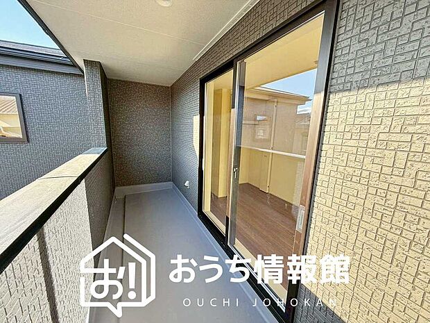 【バルコニー】奥行きが広く、洗濯物をゆったりと干せる十分な広さで、家族の洗濯も捗ります。