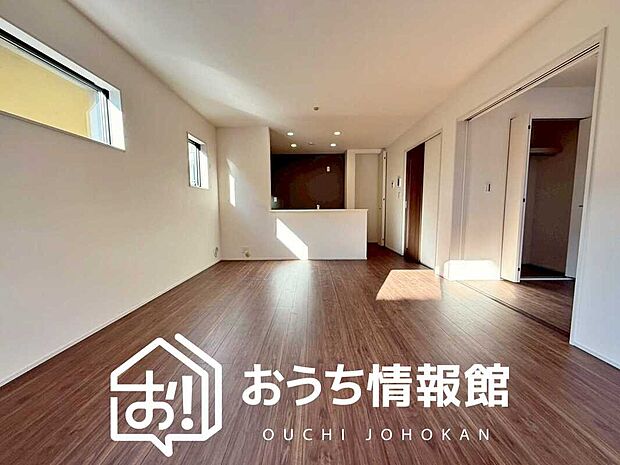 【現地写真(リビング)】フローリング材には、木目、色調など木材特有の風合いがあり、ナチュラルな美しさになっています。