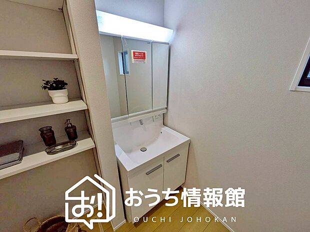 【洗面台・洗面所】鏡の両サイドは、必要なものを取出しやすく、大きな鏡面で朝の準備も快適。
使いやすいリフトアップ機能付きのシングルレバーシャワー水栓付です。