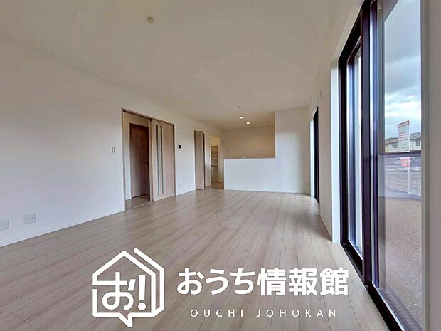 【現地写真（リビング）】フローリング材には、木目、色調など木材特有の風合いがあり、ナチュラルな美しさになっています。