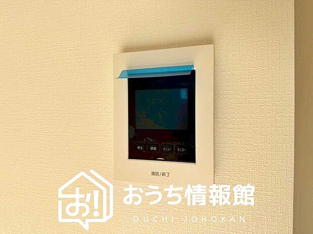 【TVモニター付インターホン】手放し通話ができ、送話表示灯で送話・受話状態が確認できます。
映像と音声で玄関先の様子をチェックできるモニター機能や、夜間の訪問者の顔も確認できるLEDライトを装備しています。