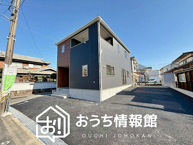 【現地写真（前道含む外観）】軽くて火災に強い屋根材を採用し、地震時の建物への負担や揺れを軽減しています。