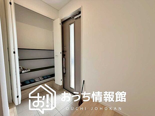 【現地写真(玄関)】玄関には、大型のシューズ収納を設置しています。