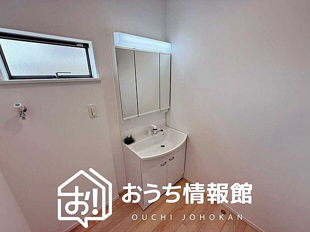 【洗面台・洗面所】鏡の両サイドは、必要なものを取出しやすく、大きな鏡面で朝の準備も快適。
使いやすいリフトアップ機能付きのシングルレバーシャワー水栓付です。