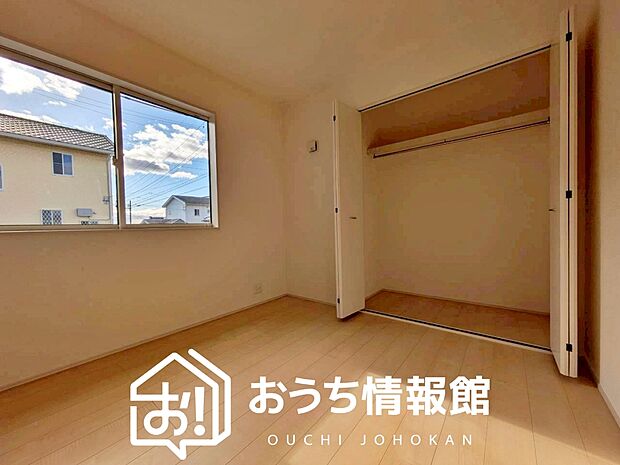 【現地写真(洋室)】木目の美しさを際立たせるシンプルデザインの建具を使用しています。