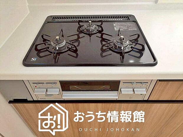 【ビルトインコンロ】フラットな構造で清掃性が高く、過熱防止センサー付3口タイプで日頃の家事も快適です。