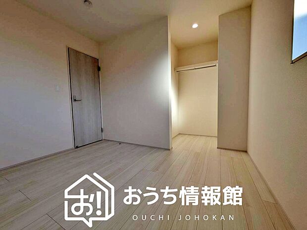 【現地写真（寝室）】木目の美しさを際立たせるシンプルデザインの建具を使用しています。